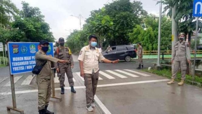 Operasi gabungan tindak pelanggar protokol kesehatan di Kota Bekasi, Jawa Barat.