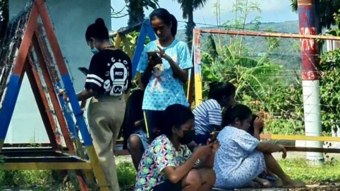 Sejumlah mahasiswi di Kupang, Nusa Tenggara Timur (NTT), mencari sinyal telepon seluler untuk bisa mengikuti kuliah daring serta berkomunikasi dengan keluarga dan kerabat.