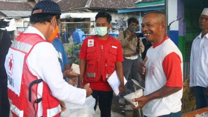Pengungsi bersama para relawan gempa di Malang melakukan buka bersama.