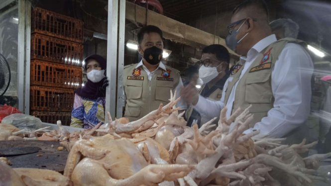Satgas Pangan Jatim saat mengecek harga daging ayam di Pasar Wonokromo Surabaya