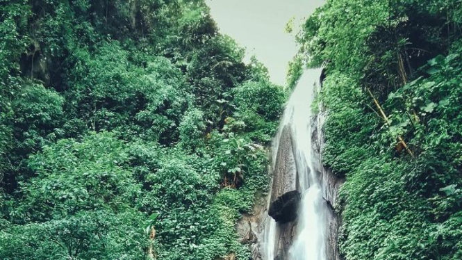 Air terjun ini mempunyai ketinggian 70 meter berada pada lereng gunung Welirang 