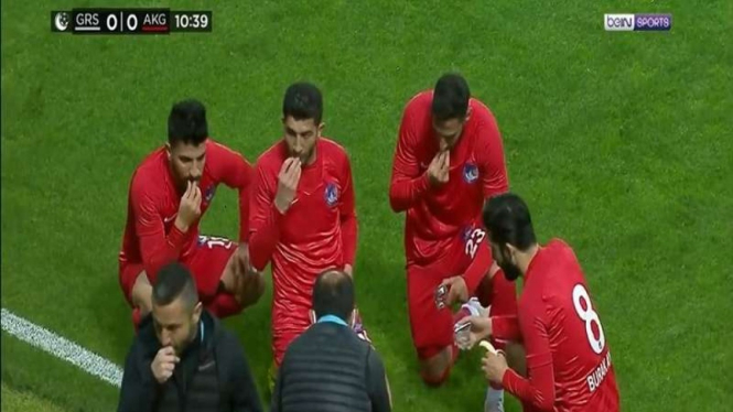 Para pemain Ankara Keciorengucu berbuka puasa di tengah pertandingan.