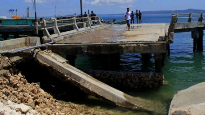 Jembatan penghubung ke dermaga kapal ikan roboh karena diterjang gelombang kencang akibat badai siklon tropis seroja di Kota Kupang, Nusa Tenggara Timur (NTT), Kamis, 8 April 2021.