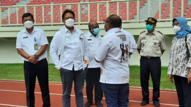 Menteri Kesehatan Budi Gunadi Sadikin meninjau Stadion PON Jayapura