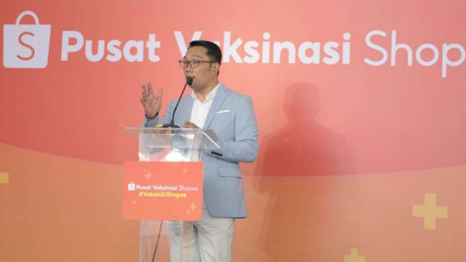 Gubernur Jawa Barat Ridwan Kamil berbicara tentang perkembangan program vaksinasi COVID-19 khusus untuk kalangan lansia di Gedung Sate, Kota Bandung, Rabu, 14 April 2021.