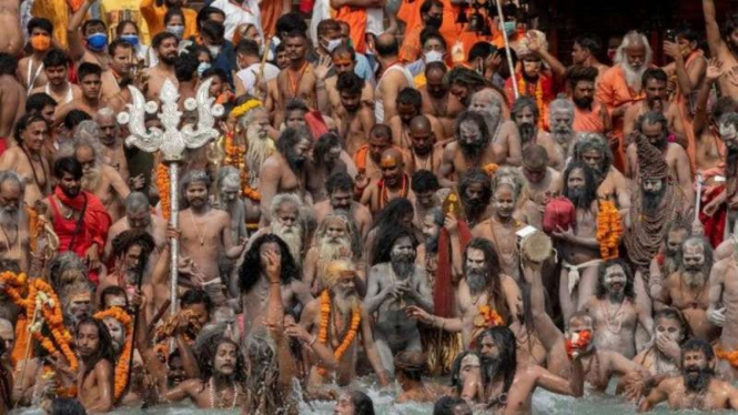 Umat Hindu berkumpul di sungai Gangga