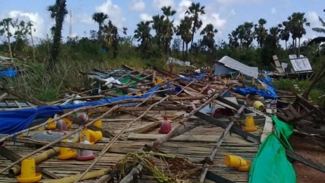 Kandang ayam di Kupang hancur akibat terjangan badai siklon tropis Seroja