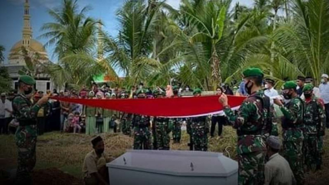 VIVA Militer: Prosesi pemakaman militer Prada Syarif.