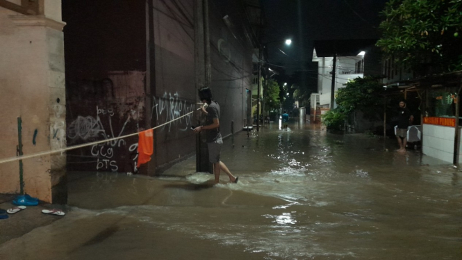 Kondisi Banjir di Cipinang Melayu malam ini mulai surut.