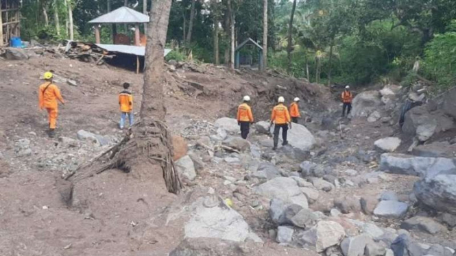Para anggota Basarnas Maumere, Nusa Tenggara Timur (NTT), masih menyisir lokasi banjir bandang di Adonara untuk mencari dua korban yang belum ditemukan.