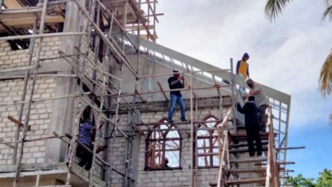 Bupati Maluku Tenggara Muhammad Thaher Hanubun dan warga membantu memasang atap gereja GPM Ohoidertawun di Maluku Tenggara, Kamis, 15 April 2021.