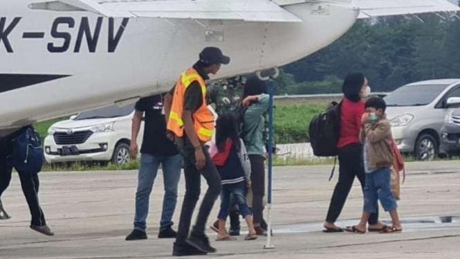 Sebanyak 27 warga dievakuasi dari Beoga, Kabupaten Puncak, Papua, dengan menggunakan tiga pesawat berbeda ke Timika pada Kamis, 15 April 2021.