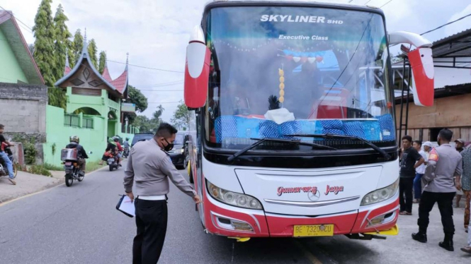Bus Gumarang Jaya yang menghantam 3 siswa SD di Tanah Datar.