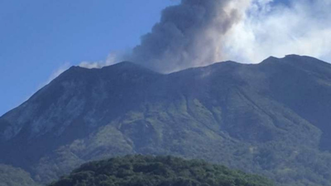 Gunung Api Ili Lewotolok di Kabupaten Lembata, Nusa Tenggara Timur, erupsi pada Kamis, 15 April 2021.