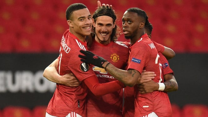 Pemain Manchester United merayakan gol Edinson Cavani (tengah)
