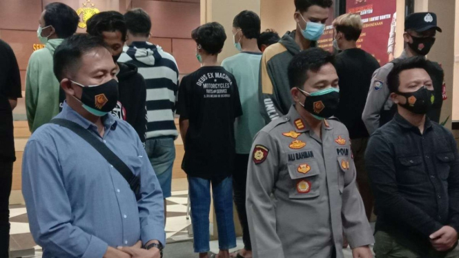 Polisi mengamankan remaja yang tarung sarung di Cilegon, Banten.