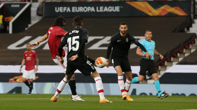 Penyerang MU, Edinson Cavani cetak gol ke gawang Granada