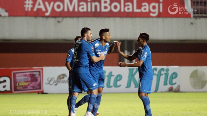 Pemain Persib Bandung merayakan gol