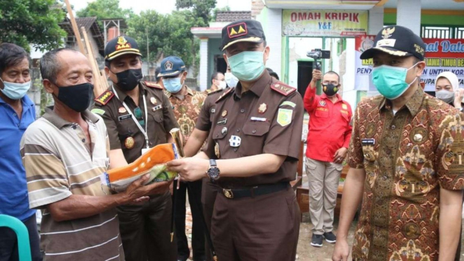 Kajati Jatim M Dofir menyerahkan bantuan ke korban gempa di Kabupaten Malang.