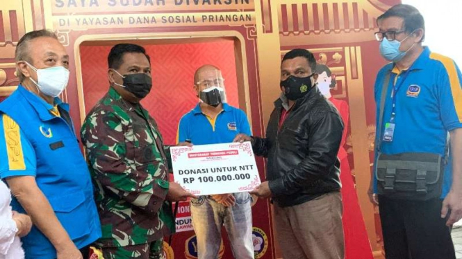 Panglima Kodam III/Siliwangi Mayjen TNI Nugroho Budi Wiryanto menyerahkan secara simbolis bantuan uang tunai Rp100 juta untuk para korban bencana alam di NTT dalam konferensi pers di kantor YDSP, Kota Bandung, Kamis, 15 April 2021.