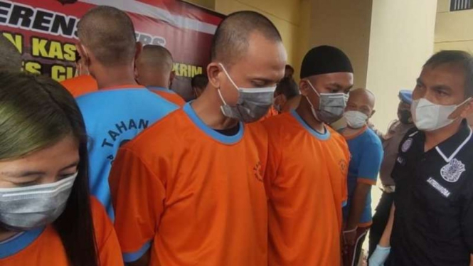 Kepala Sekolah MTSN Tanggung, Cianjur, Jawa Barat, ditangkap polisi saat terlibat pesta narkoba bersama empat orang rekannya.