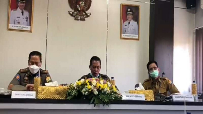 Wali Kota Serang Syafrudin (tengah) memberikan keterangan pers