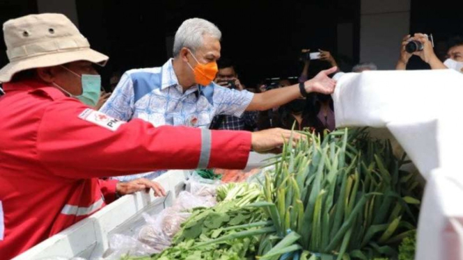 Gubernur Jawa Tengah Ganjar Pranowo melihat sayuran yang dikirim untuk para korban gempa bumi di Provinsi Jawa Timur di kantornya, Semarang, Jumat, 16 April 2021.
