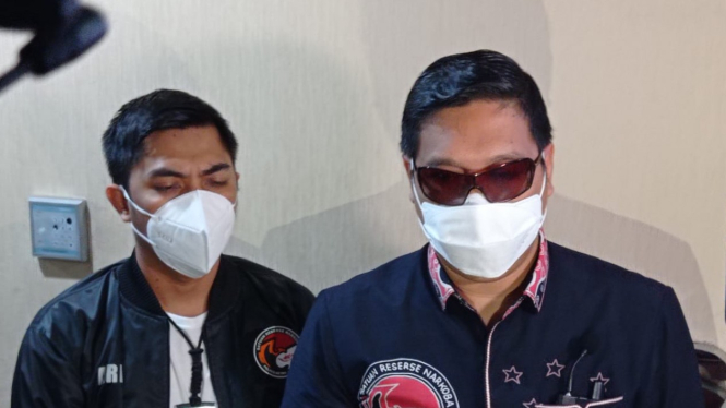 Kasat Narkoba Polres Metro Jakarta Barat, AKBP Rinaldo Maradina Siregar (kanan)