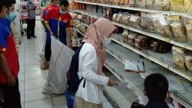 Loka POM Kabupaten Tangerang melakukan pengecekan pangan.