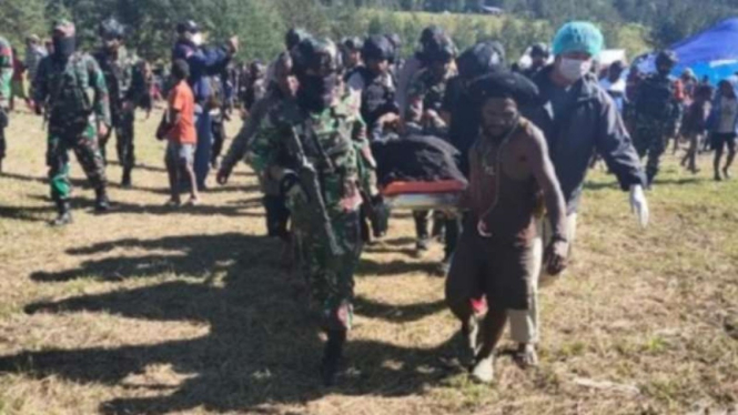 Proses evakuasi jenazah pelajar SMA, Ali Mom, yang dibunuh KKB Papua.