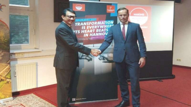 Dubes RI di Jerman Arif Havas Oegroseno dengan pihak Hannover Messe