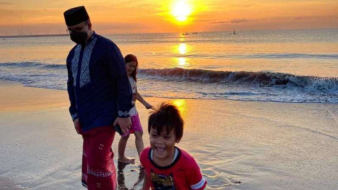 Gubernur DKI Jakarta, Anies Baswedan, saat di pantai Cilacap.