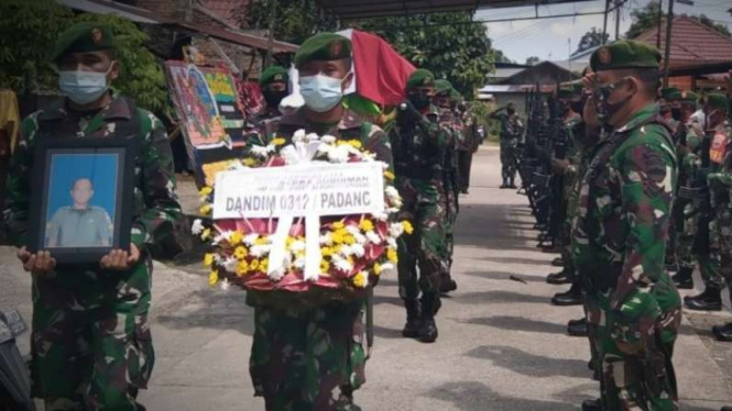 VIVA Militer: Prosesi pemakaman Serka Sudirman.