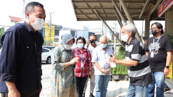 Mensos Risma dalam acara bincang-bincang di Radio Suara Surabaya (17/04).