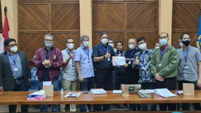 Sejumlah pengurus Ikatan Alumni Institut Teknologi Bandung (IA ITB) dalam forum Kongres Nasional X organisasi itu di Bandung, Jawa Barat, Sabtu, 17 April 2021.