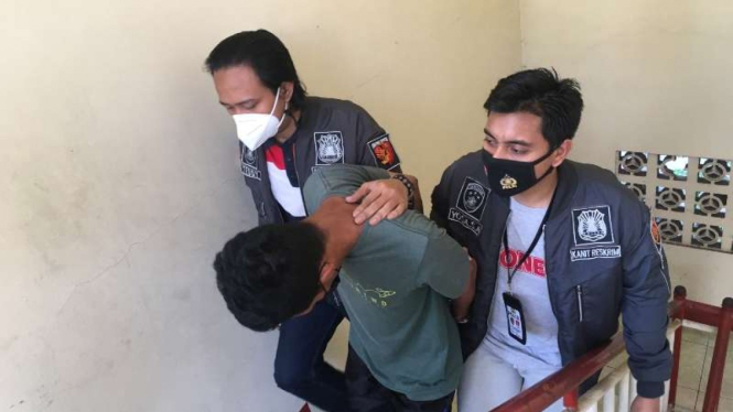 Seorang mantan pembuat konten video Youtube alias youtuber, berinisial LK (23 tahun), ditangkap polisi setelah kedapatan mencuri di satu toko perawatan hewan peliharaan (petshop) tempat dia bekerja.