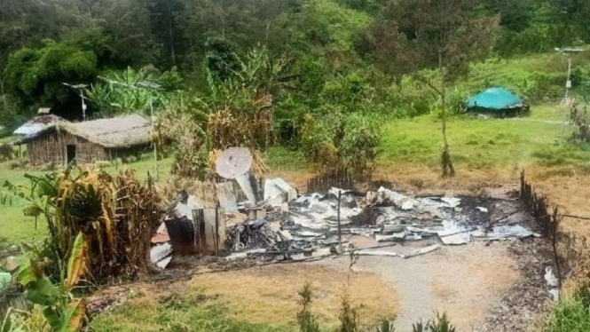 Salah satu rumah warga yang dibakar di Beoga, Kabupaten Puncak, Papua, Sabtu, 17 April 2021.