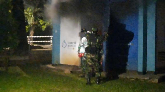 Gardu PLN di kompleks korps pasukan elite Denjaka di Jalan Lapangan Tembak, Kelurahan Cilandak Timur, Kecamatan Pasar Minggu, Jakarta Selatan, meledak hingga menyebabkan kebakaran pada Sabtu, 17 April 2021.
