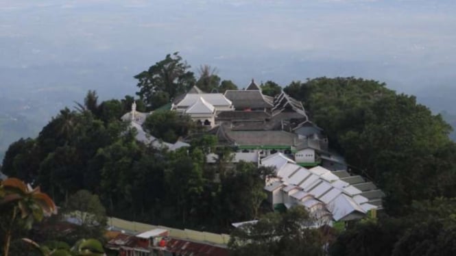Masjid peninggalan Sunan Muria, terletak di Gunung Muria.