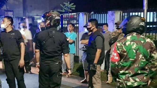 Aparat keamanan mengatasi tawuran antar kelompok remaja di Tebet