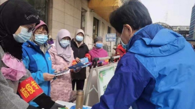 Komunitas Muslim di Beijing, China, melakukan bakti sosial selama Ramadhan.