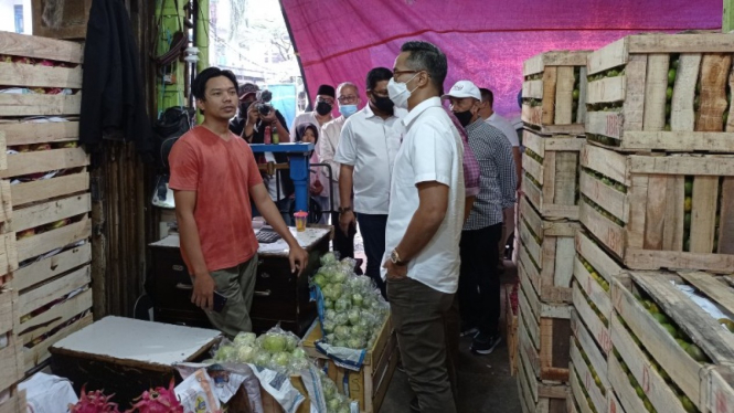 Wakil Ketua Kadin, Anindya Bakrie, mengunjungi pasar induk caringin.