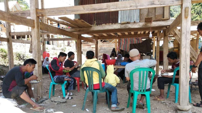 Relawan dan warga kampung mualaf Darussalam, Sulsel, saat makan bersama.