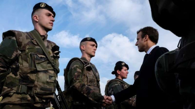 VIVA Militer: Presiden Prancis, Emmanuel Macron, menyalami prajurit