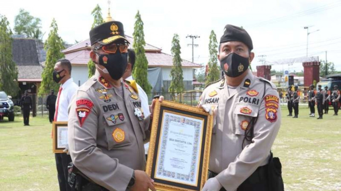 Kapolda Kalteng Irjen Pol Dedi Prasetyo beri penghargaan ke anggota