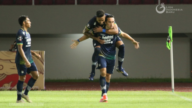 penyerang Persib, Ezra Walian merayakan gol