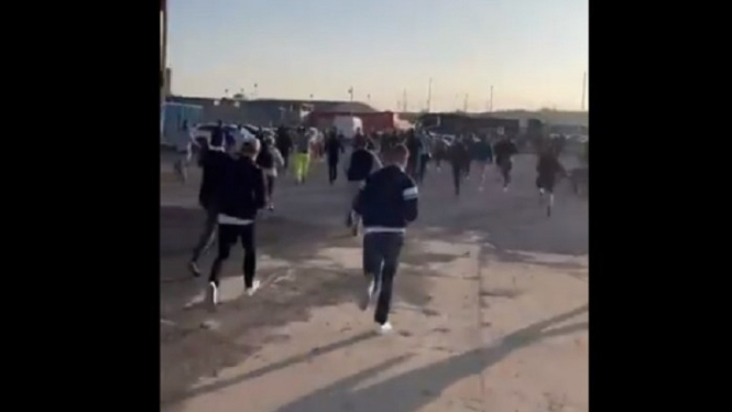 Fans Liverpool dan Leeds United unjuk rasa sebelum laga
