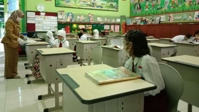 Sejumlah siswa di satu sekolah sekolah dasar di Kota Malang, Jawa Timur, menjalani kegiatan belajar-mengajar di sekolah dengan protokol kesehatan pencegahan COVID-19 pada Senin, 19 April 2021.