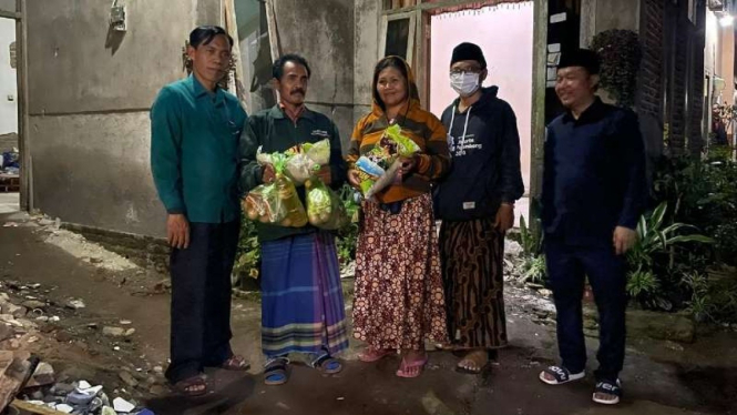 Warga terdampak bencana alam gempa bumi di Kabupaten Malang, Jawa Timur, menerima bantuan sembako dari relawan Sekretaris Jenderal PKB Hasanuddin Wahid alias Cak Udin, Senin, 19 April 2021.
