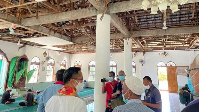 Wakil Ketua Umum Kamar Dagang dan Industri (Kadin) Indonesia Anindya Bakrie mengunjungi Masjid tertua di NTT.
